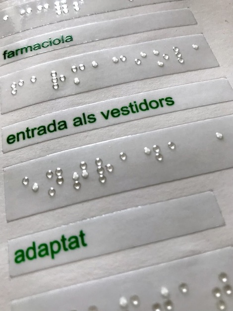 Braille con texto visible identificativo